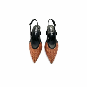 Zapato marrón con tacón.
