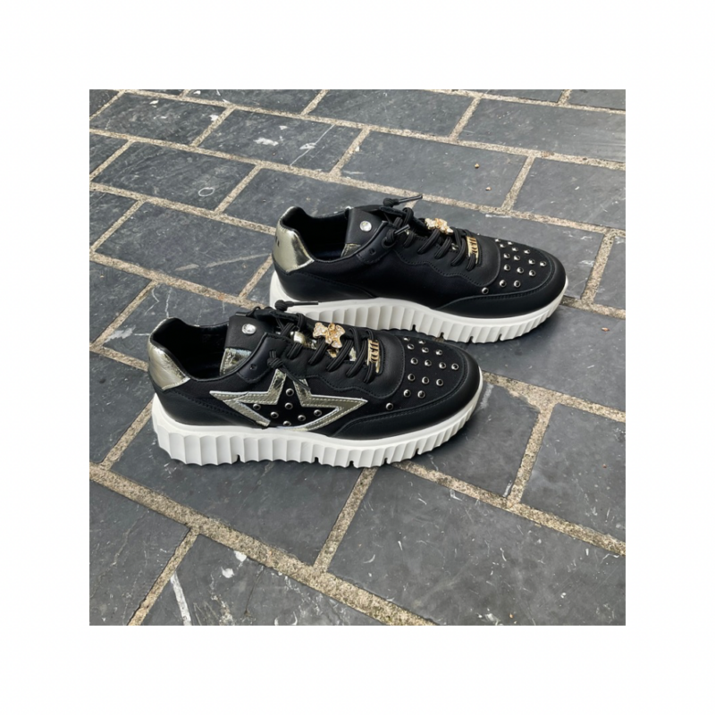 Soko Zapatilla Tachuelas Negra